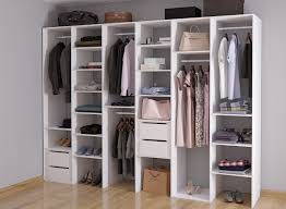 Vstavané šatníkové skrine – vkusný dizajnový prvok v každom byte