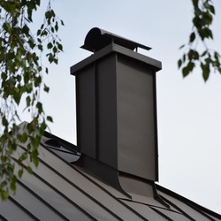 Oplechovanie komína – ochrana strechy aj komínovej konštrukcie